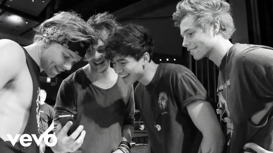 5 Seconds of Summer - She Looks So Perfect [Live] (VEVO LIFT)